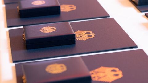 Auszeichnungen zu "75 Jahre Hessen"