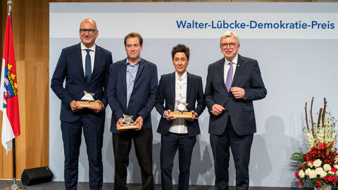 Ministerpräsident Volker Bouffier hat Dunja Hayali, das Mobile Beratungsteam gegen Rechtsextremismus und Rassismus – für demokratische Kultur in Hessen e.V. (auf dem Foto vertreten von Christopher Vogel) und Robert Erkan mit dem Walter-Lübcke-Demokratie-Preis geehrt.