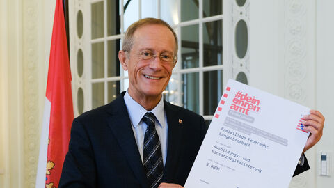 Der Chef der Staatskanzlei mit einem Förderbescheid