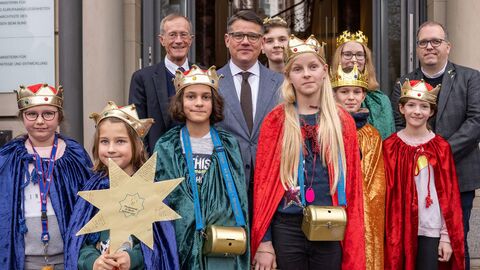 Die Sternsinger in der Hessischen Staatskanzlei mit Ministerpräsident Boris Rhein und Staatsminister Axel Wintermeyer. 