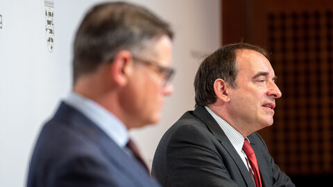 Ministerpräsident Boris Rhein (im Vordergrund) und Kultusminister Alexander Lorz (im Hintergrund) bei einer Pressekonferenz