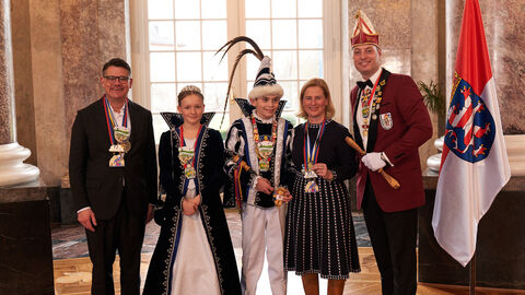 Ministerpräsident Boris Rhein und seine Frau Tanja Raab-Rhein empfangen im Schloss Biebrich in Wiesbaden hessische Fastnachtsvereine