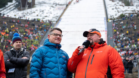 Ministerpräsident Boris Rhein, Schirmherr des Skisprung-Weltcups in Willingen, gemeinsam mit Moderator Jürgen Bangert.