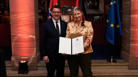 Ministerpräsident Boris Rhein überreicht Prof. Dr. Anne Bohnenkamp-Renken den Hessischem Kulturpreis 2022 