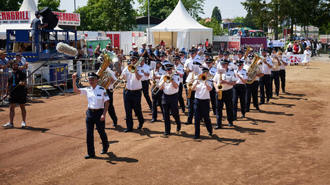 Der Festzug mit einer Länge von circa 3,5 Kilometern und mehr als 2.100 Teilnehmerinnen und Teilnehmern ist angeführt worden vom Landespolizeiorchester.