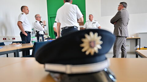 Gespräche mit Einsatzkräften standen auch auf dem Programm des Montags. Gespräche mit Einsatzkräften standen auch auf dem Programm des Montags.