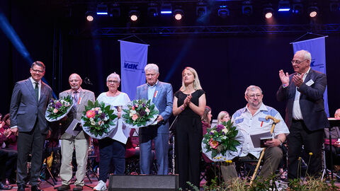 Ministerpräsident Boris Rhein hat auf dem Hessentag in Pfungstadt den Ehrenbrief des Landes Hessen an Mitglieder des Sozialverbands VdK verliehen