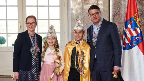 Ministerpräsident Boris Rhein und seine Frau Tanja Raab-Rhein empfangen im Schloss Biebrich Prinz Lio I. und Prinzessin Julie I. vom Carneval-Verein „Narrhalla" Winkel/Rheingau e.V. 1924; Lio Thomas, Julie Lappas