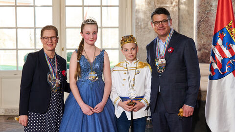 Ministerpräsident Boris Rhein und seine Frau Tanja Raab-Rhein empfangen im Schloss Biebrich in Wiesbaden Ihre Herzlichkeit Kinderprinzessin Elena I. und Seine Jugendlichkeit Kinderprinz Milan I. von Selboldanien vom TV Langenselbold 1886; Elena Marlen Stenger, Milan Müller