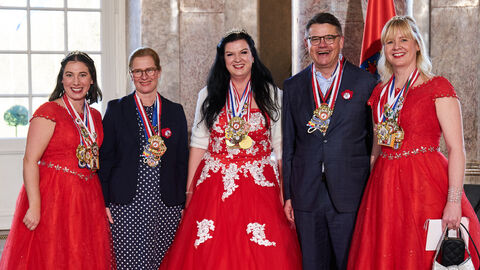 Ministerpräsident Boris Rhein und seine Frau Tanja Raab-Rhein empfangen im Schloss Biebrich in Wiesbaden Prinzessin Claudia die Erste, Zofe Pam I. und Zofe Anna I. von der Karneval- und TG „Die Lossesterne"; Claudia Hilgenberg, Pam Krug, Anna Hartung