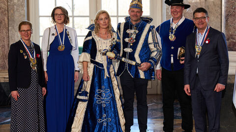 Ministerpräsident Boris Rhein und seine Frau Tanja Raab-Rhein empfangen im Schloss Biebrich in Wiesbaden Prinz Daniel I. und Prinzessin Bianca I. mit den Pagen Manuel und Anne-Cathrin vom Karnevalverein „Blaue Raben" e.V. 1952; Daniel und Bianca Muth, Manuel und Anne-Cathrin Bietz