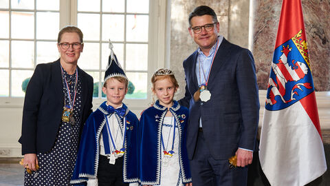 Ministerpräsident Boris Rhein und seine Frau Tanja Raab-Rhein empfangen im Schloss Biebrich in Wiesbaden Prinzessin Greta I. und Prinz Mads I.vom FCC „Die Niddageister" Florstadt e.V.; Greta Anna Nolte, Mads Henri May