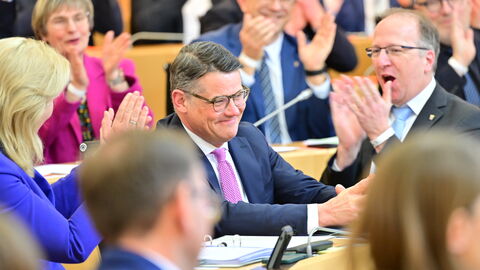 Abgeordnete des Hessischen Landtags gratulieren Boris Rhein zu seiner Wiederwahl als Ministerpräsident