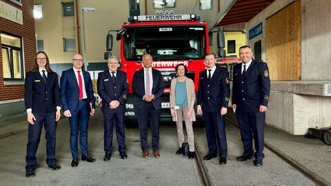 Innenminister Roman Poseck, unter anderem mit dem Leiter Abteilung Brand- und Katastrophenschutz, Heimatschutz und Krisenmanagement Herrn Dr. Bräunlein, Stadträtin und Dezernentin für Ordnung, Sicherheit und Brandschutz Annette Rinn und Herrn Andreas Ruhs.