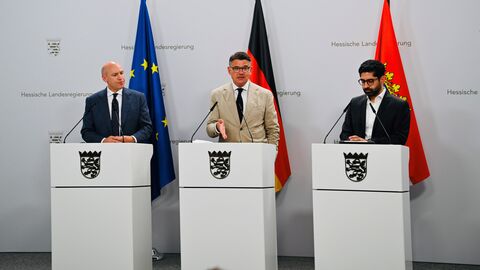 Manfred Pentz, Boris Rhein und Kaweh Mansoori stehen hinter jeweils einem Rednerpult.