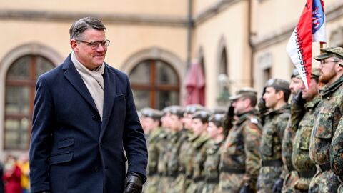 Ministerpräsident Rhein beim feierlichen Gelöbnis des Heimatschutzregiments 5 in Fulda 