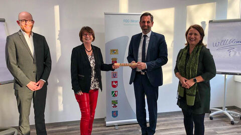 Übergabe des Staffelstabes an den neuen Vorsitzenden der Weserkonferenz, Niedersachsens Umweltminister Olaf