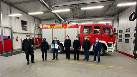 Europastaatssekretär Mark Weinmeister bei der Übergabe des Bescheides an Bürgermeister Stefan Pinhard (3.v.l.) und Vertretern der Feuerwehr von Schwalmstadt-Treysa.