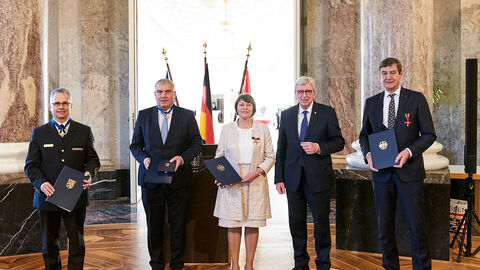 Erhielten staatliche Auszeichnungen aus den Händen von Ministerpräsident Volker Bouffier (2: v. r.): v.l. Jochen Rietdorf, Christoph Schwarzer, Birgit Otto und Dr. Rainer Langner.