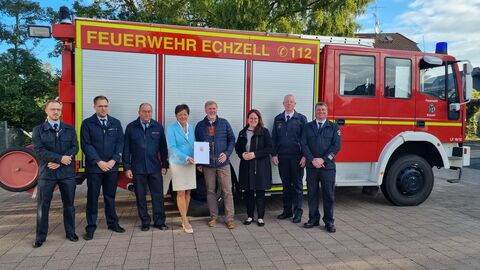 Europaministerin Lucia Puttrich bei der Übergabe des Zuwendungsbescheides an Bürgermeiter Wilfried Mogk 