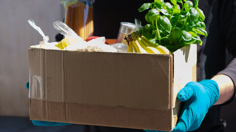 Eine Kiste Lebensmittel wird überreicht