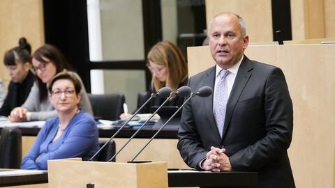 Justizminister Roman Poseck steht am Rednerpult im Bundesrat