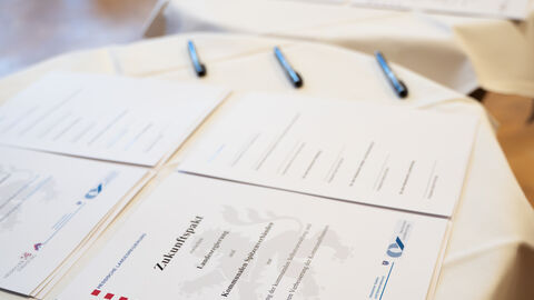 Bereit für die feierliche Unterzeichnung: der Zukunftspakt der Hessischen Landesregierung und der Kommunalen Spitzenverbände. 